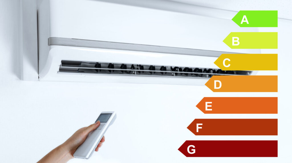 Gros plan sur une étiquette énergétique européenne de climatiseur montrant l'échelle colorée de classe A+++ à D et les valeurs SEER et SCOP